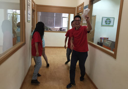撕名牌活動