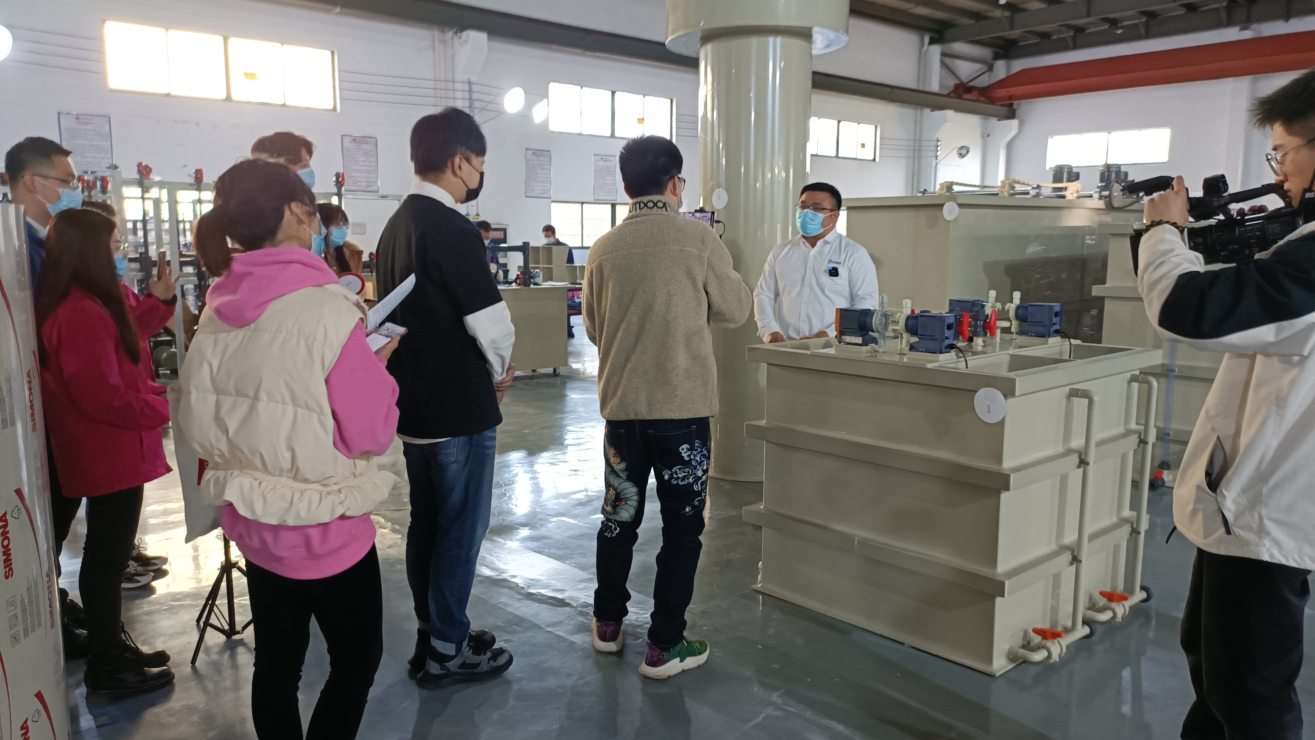 依斯倍新員工作為帶貨主播模擬線上銷售產(chǎn)品的比賽