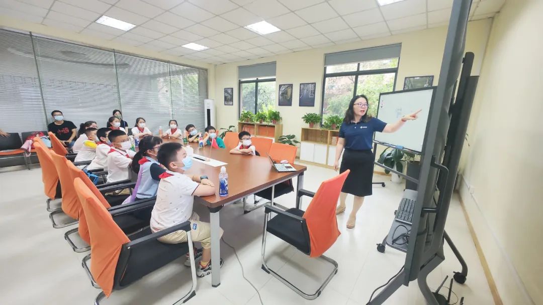 帶城小學紅領巾假日小隊走進依斯倍環(huán)保，開展校外實踐學習活動