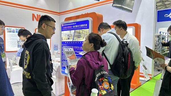 在中國環(huán)博會現(xiàn)場，依斯倍技術(shù)人員向客戶講解最新工業(yè)廢水零排放技術(shù)
