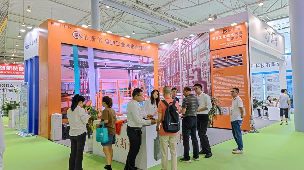 依斯倍環(huán)保展示了其最新的廢水回用及零排放處理技術(shù)，吸引眾多的觀眾駐足參觀。