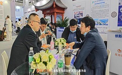 在中國(guó)國(guó)際環(huán)保展會(huì)上，依斯倍技術(shù)人員向客戶介紹工業(yè)廢水零排放技術(shù)