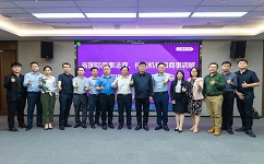 依斯倍出席的《省國(guó)際商事法庭、仲裁機(jī)構(gòu)和商事調(diào)解機(jī)構(gòu)建設(shè)》專項(xiàng)調(diào)研座談會(huì)合影