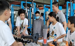 參觀依斯倍車間途中的互動(dòng)環(huán)節(jié)孩子們玩得不亦樂乎