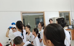 在依斯倍實(shí)驗(yàn)室，孩子們觀看了污水變干凈的神奇化學(xué)實(shí)驗(yàn)，親眼見證科學(xué)的魅力！