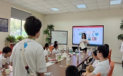 研學(xué)小隊(duì)又回到了會(huì)議室，爭(zhēng)先恐后的分享今天的活動(dòng)心得