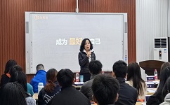 依斯倍班在重慶工商大學正式開課，依斯倍環(huán)保董事長常英發(fā)表主旨報告